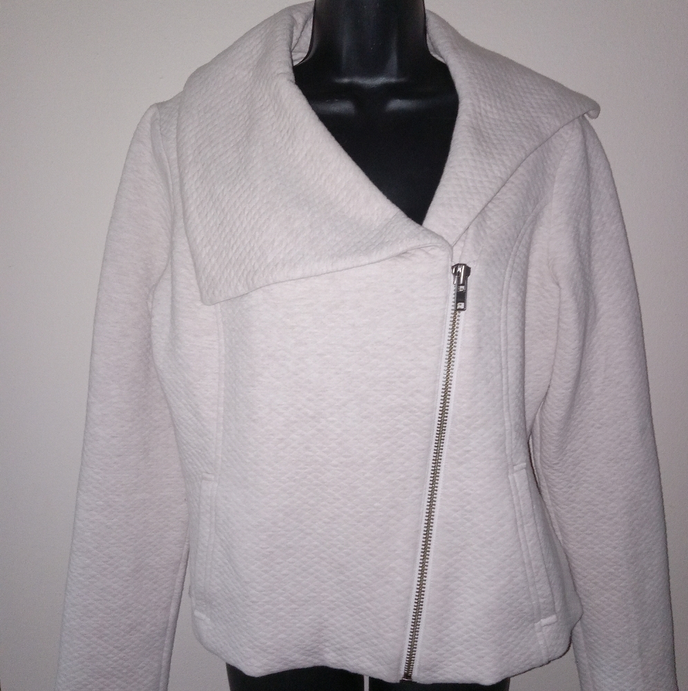 CAbi Crop Quilted Ryder Moto Jacket Oatmeal Medium Style #913 Asymmetrical Crop.